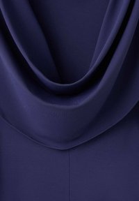 Granatowy materiał z falbanowym dekoltem, gładką teksturą i bezszwowym wzorem, bez widocznych zapięć lub wzorów.