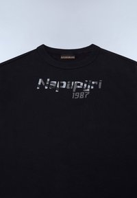 Svart bomullströja med rund hals, med "Napapijri 1987"-logotypen i kontrasterande metallisk glans. Slät textur, minimalistisk design.
