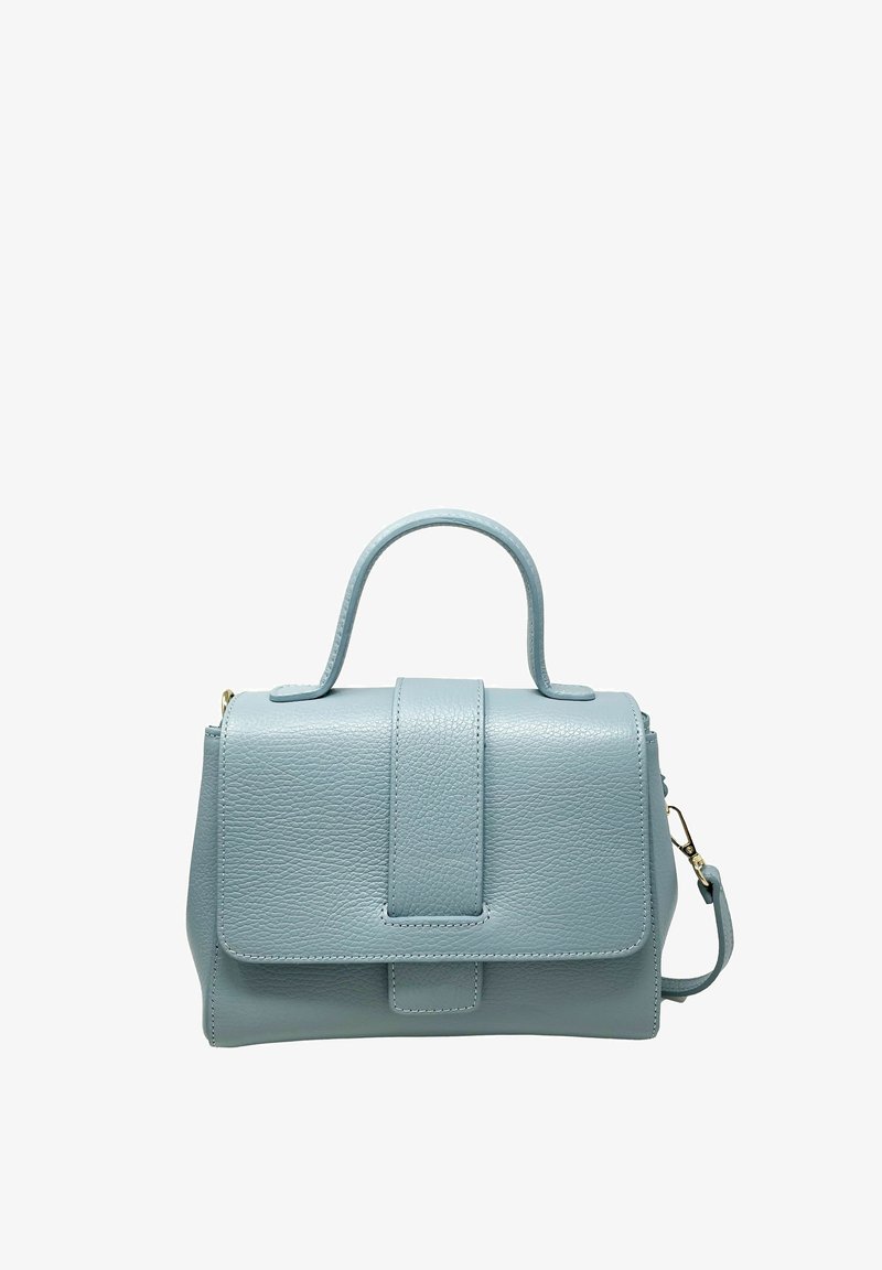 Bolso de mano de cuero texturizado en un tono azul claro, con un asa superior, cierre de solapa y correa para el hombro desmontable. Forma rectangular compacta. Accesorios de hardware en dorado.