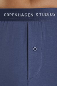 Mørkeblå modal-blandings boxershorts med en elastisk midjebånd med merke og en frontknapp, med en glatt tekstur og vanlig passform.