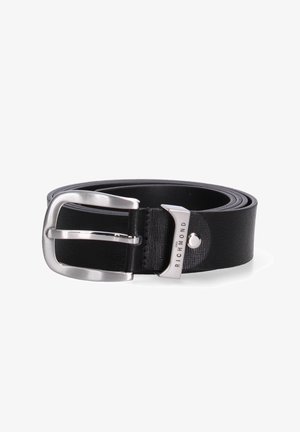 Ceinture en cuir noir texturé enroulée avec une boucle et un fermoir en métal argenté gravés de "John Richmond" sur un fond blanc.