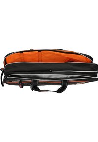 Sort duffelbag med orange indvendig, har dobbelthåndtag, lynlåslukning og flere rum til organiseret opbevaring.