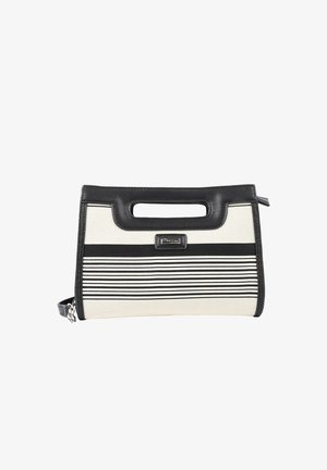 Bolso de mano rectangular a rayas en blanco y negro con asa recortada y placa con logo, con una correa desmontable con detalle de cadena.