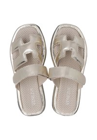 Guldmetallic slide sandaler med et udskåret design, der har to stropper og en perforeret sål for åndbarhed. Glat tekstur og flad sål.