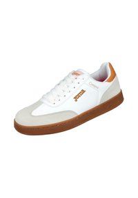 Zapatilla blanca y beige de corte bajo con suela marrón y detalle en el talón, cordones blancos y la marca "Joma" en el lateral y la lengüeta.