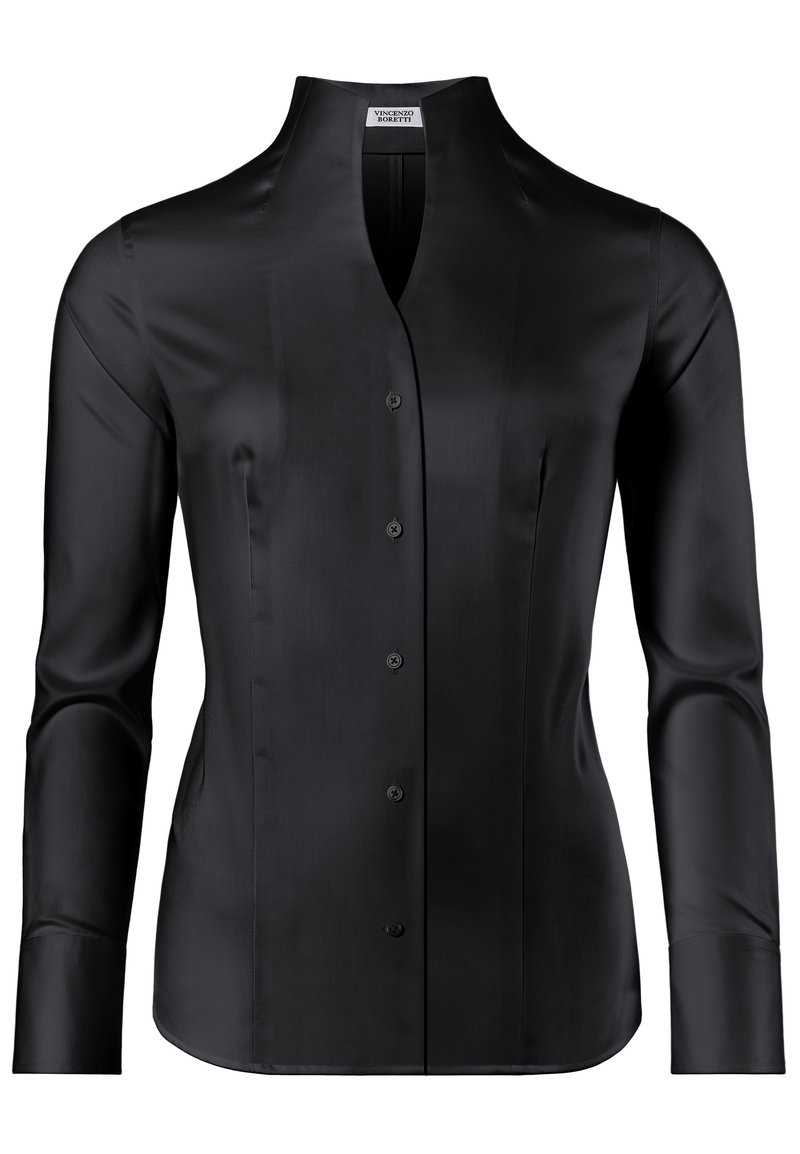 Camicia nera con colletto alzato, maniche lunghe, tessuto liscio e vestibilità su misura, dotata di sei bottoni frontalmente.