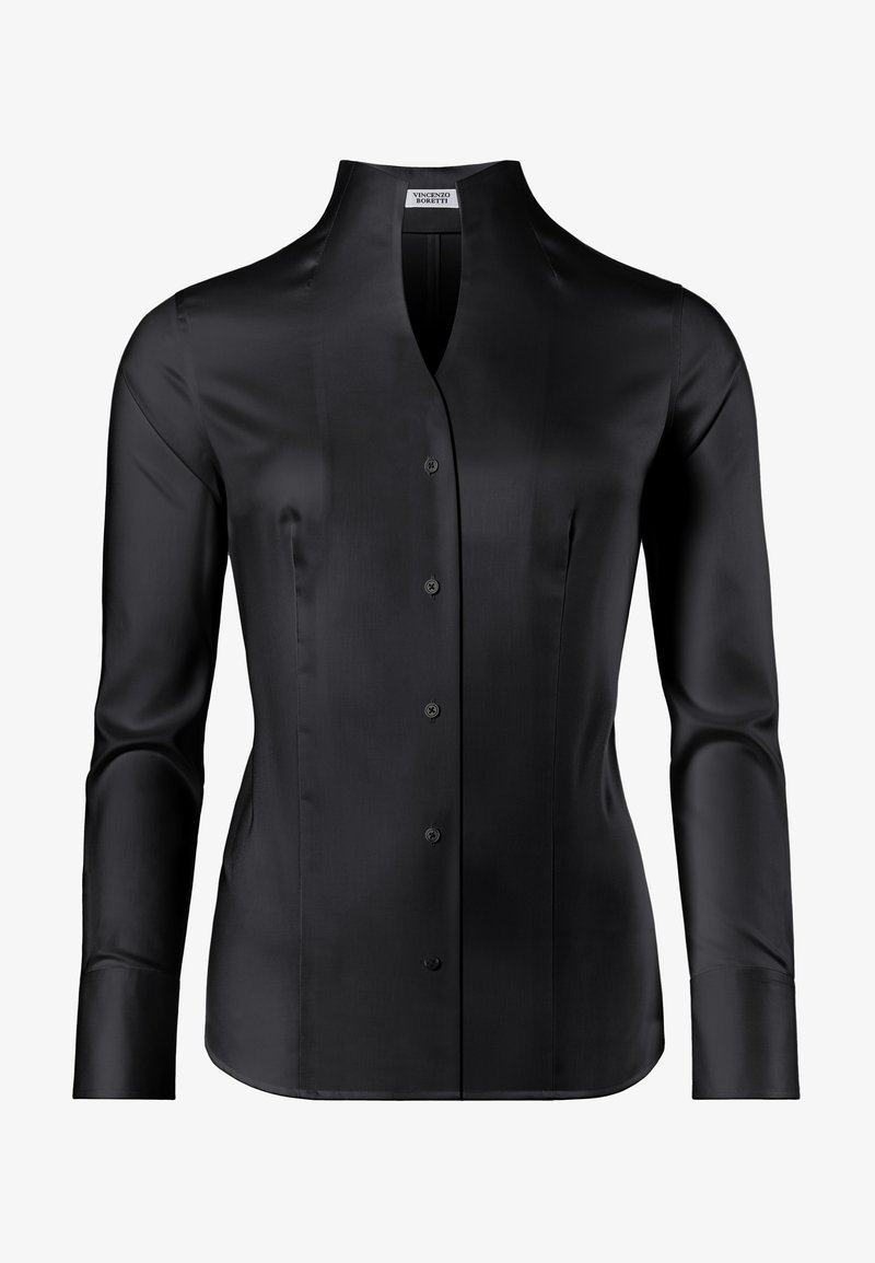 Camicia nera con colletto alzato, maniche lunghe, tessuto liscio e vestibilità su misura, dotata di sei bottoni frontalmente.