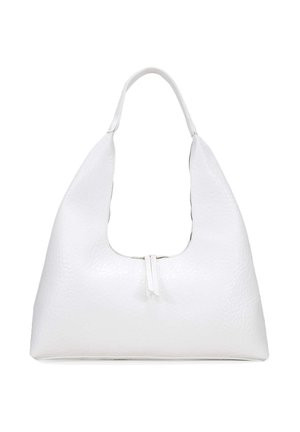 Bolso de hombro blanco de cuero con una superficie suave y texturizada, forma curvada y un cierre central con cremallera. Diseño generoso y espacioso.