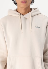 Hollister Co. Relaxed Logo Hoodie - Sweater - french oak