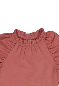 Top color ruggine con scollatura tonda a balze e spalle arricciate. Tessuto liscio con una leggera lucentezza, senza motivi o accessori visibili.