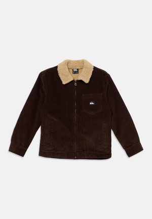Καφέ τζάκετ από κορντό με μπεζ fleece γιακά, μπροστινό φερμουάρ και τσέπη στο στήθος με μικρό λογότυπο.