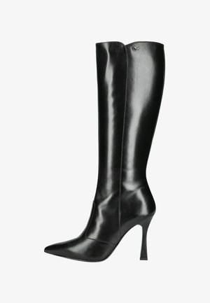 Stivali alti in pelle nera fino al ginocchio con punta affusolata, tacco a stiletto e superficie liscia. Presentano un logo discreto vicino alla parte superiore.