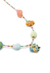 Collar de cuentas coloridas con encantos de peces y conchas de cerámica, que presenta cuentas en tonos pastel de rosa, verde, azul y acentos multicolores.