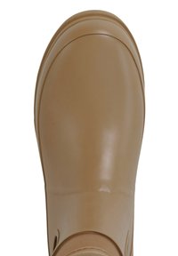 Beżowy gumowy boot z gładkim, połyskującym wykończeniem, okrągłym noskiem i wzorzystym tekstylnym mankietem na górze. Zaprojektowany do noszenia w wodoodpornych warunkach.