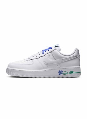 Hvid Nike Air Force 1 sneaker med blå snørebånd og en blå blomst med grøn "AIR" tekst og design på den hvide såls side.