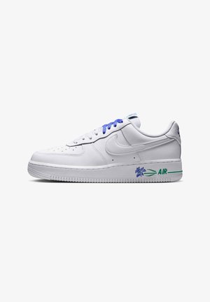 Baskets blanches Nike Air Force 1 avec des lacets bleus et une fleur bleue avec un texte et un motif verts "AIR" sur le côté de la semelle blanche.