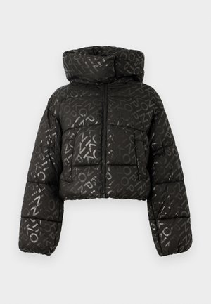 Giacca a vento nera tagliata con motivo logo lucido e tonale. Presenta un colletto alto e una zip frontale, con maniche ampie per isolamento.