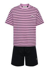 Lilla og sort stribet T-shirt med korte ærmer, parret med sorte shorts med et lille logo på kanten. Blød stoftekstur.