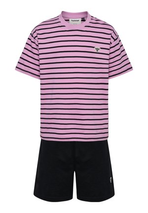 Lila och svart randig T-shirt med korta ärmar, tillsammans med svarta shorts som har en liten logotyp vid fållen. Mjuk tygtextur.