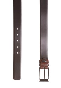 Ceinture en cuir marron avec une finition lisse, dotée de plusieurs trous pour les réglages et d'une boucle rectangulaire en métal avec un accent en cuir marron.