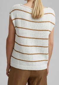 Valkoinen neulottu paita, jossa leveät beige raidat, venepääntie ja lyhyet hihat. Pintakuvioitu kangas, jossa resorireuna ja rento istuvuus.