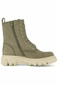 Stivale alla caviglia in faux suede verde oliva con suola spessa beige, dotato di cerniere laterali, lacci e dettagli di cucitura.