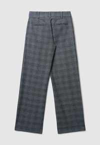 Pantaloni a quadri grigi con un design a gamba larga, dotati di tasche posteriori, tessuto strutturato e una fascia in vita liscia. Il motivo combina grigio chiaro e scuro.