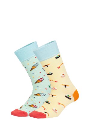 Paar bunte Socken, eine mit Eistüten auf Hellblau, die andere mit Sushi-Stücken auf Blassgelb, beide mit kontrastierenden Farben an Zehen und Bündchen.