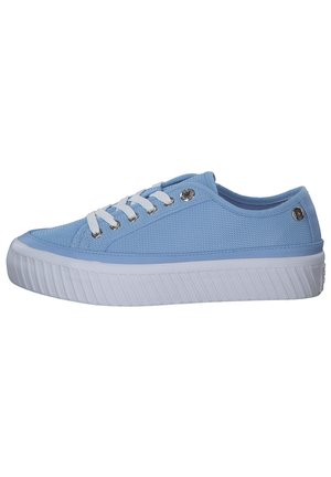 Scarpe da ginnastica in tela blu con upper testurizzato, suola in gomma bianca, lacci bianchi e occhielli in argento. Presentano un motivo a strisce sollevate unico sulla suola.