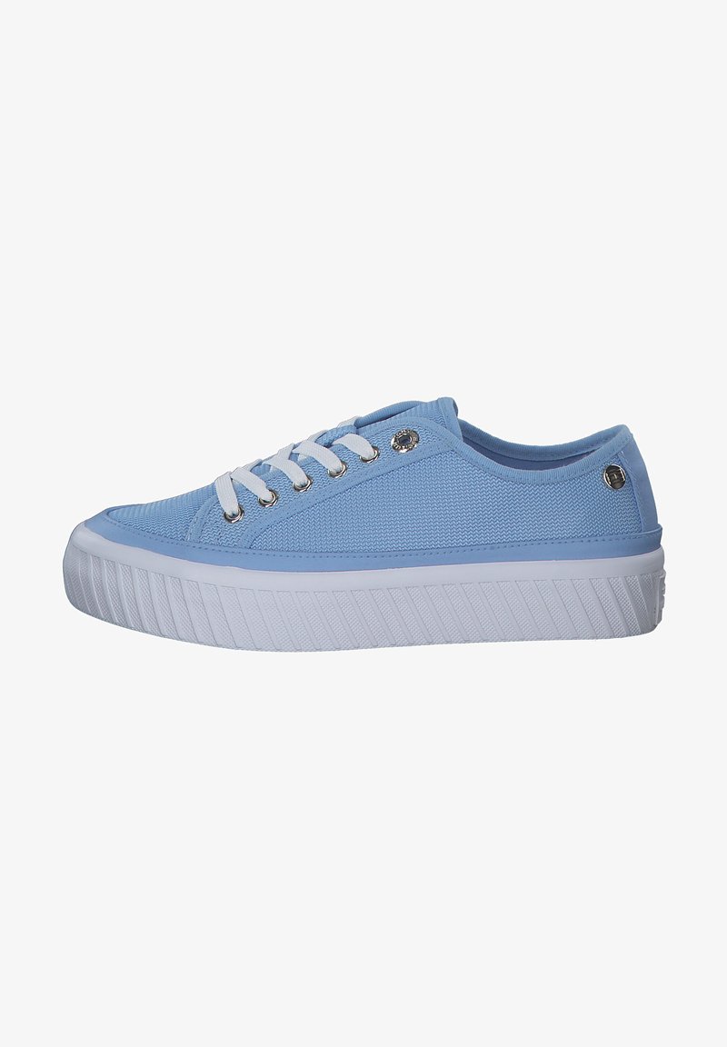 Blaue Leinenschuhe mit einer strukturierten Oberseite, weißer Gummisohle, weißen Schnürsenkeln und silbernen Ösen. Verfügt über ein einzigartiges, erhabenes Streifenmuster auf der Sohle.