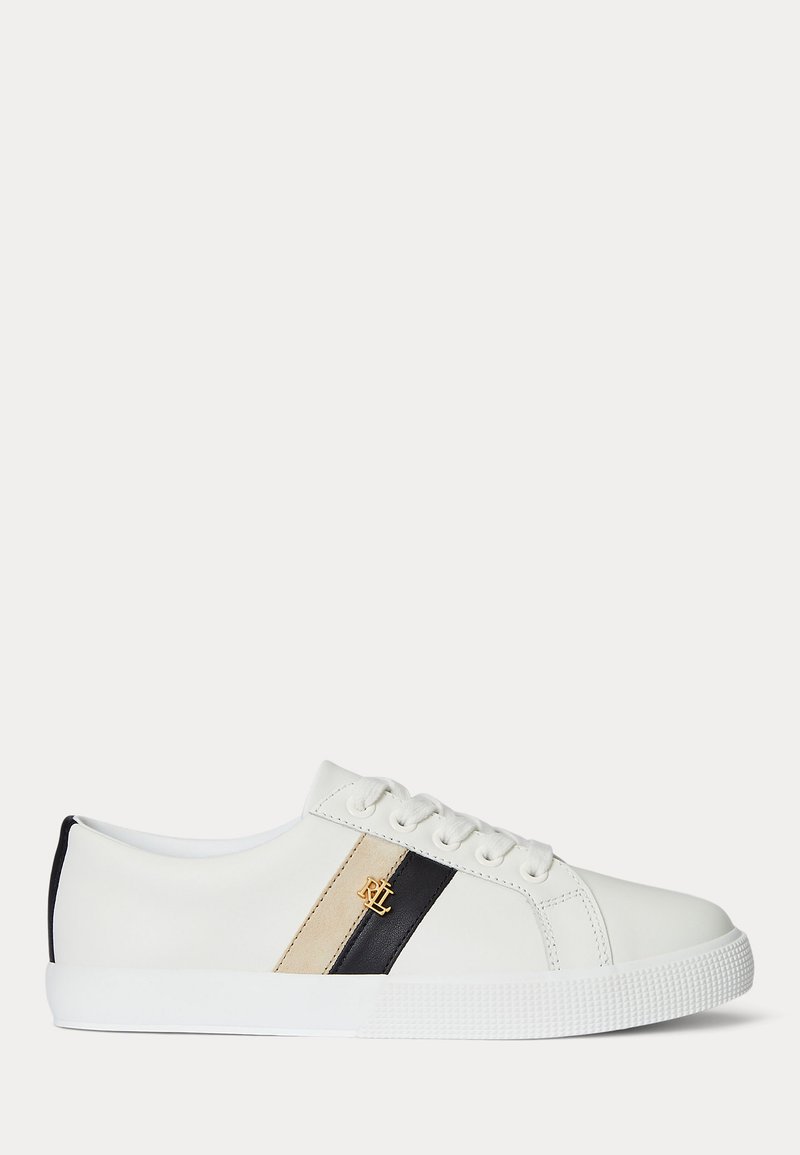 Witte lage sneaker met beige en zwarte zijstrepen, gouden "RL"-logo, witte veters en een gestructureerde zool op een effen achtergrond.