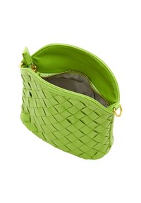 Borsa in pelle intrecciata verde con una texture liscia, chiusura con zip, e dettagli in hardware dorato, e un interno a fantasia. Design compatto con una forma arrotondata.
