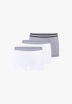 Tre herre boxer briefs, to hvide med grå linninger i taljen med teksten "JEG ACCEPTERER DINE PRIVATLIVSVILKÅR," en grå med sort og hvid talje.