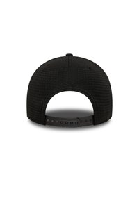 Căciulă neagră, cu un material texturat, formă rotundă și o curea ajustabilă cu mai multe găuri în spate.