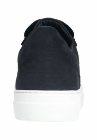Schwarzer Sneaker mit strukturiertem Obermaterial, ausgestattet mit einer weißen Gummisohle und einem geprägten "M"-Logo auf der Rückseite. Minimalistisches Design und flache Form.