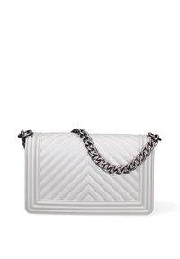 Gequilted witte leren handtas met een chevronpatroon, voorzien van een dikke zilverkleurige kettingriem en rechthoekige vorm.