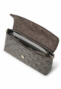 Grijze gewatteerde clutch met een rits aan de bovenkant, gouden hardware en een leren binnenkant. Heeft meerdere compartimenten voor organisatie.