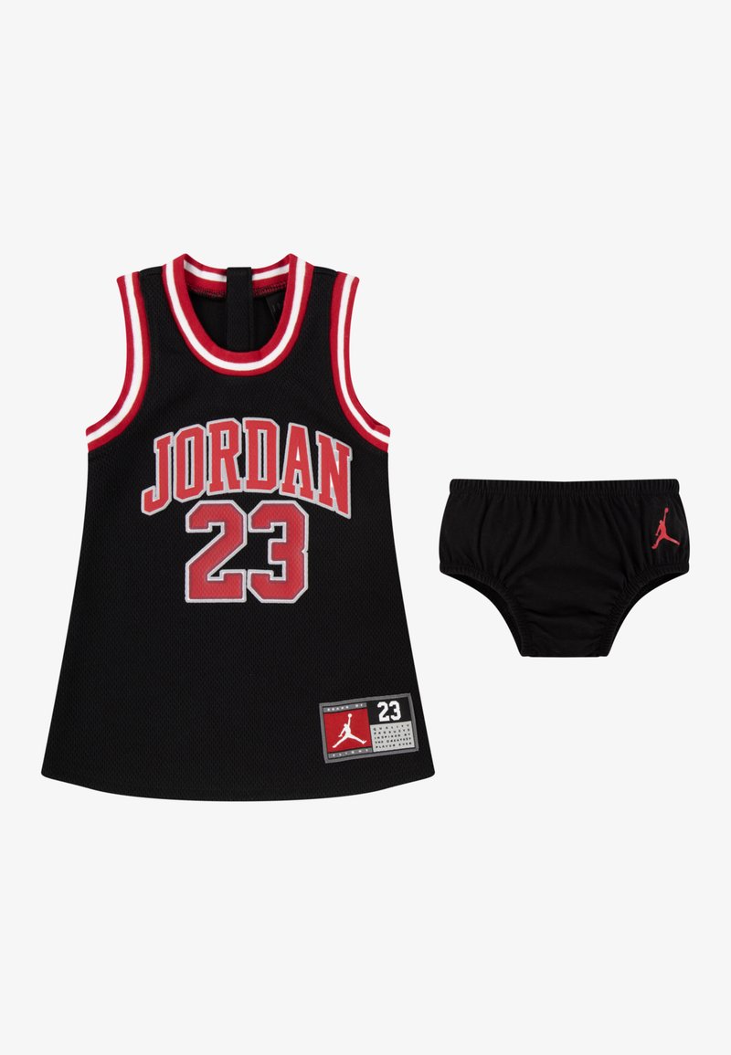 Črna otroška košarkarska obleka z napisom "Jordan 23" v rdeči in beli barvi, dopolnjena s črnimi kratkimi hlačami z rdečim logotipom Jordan.