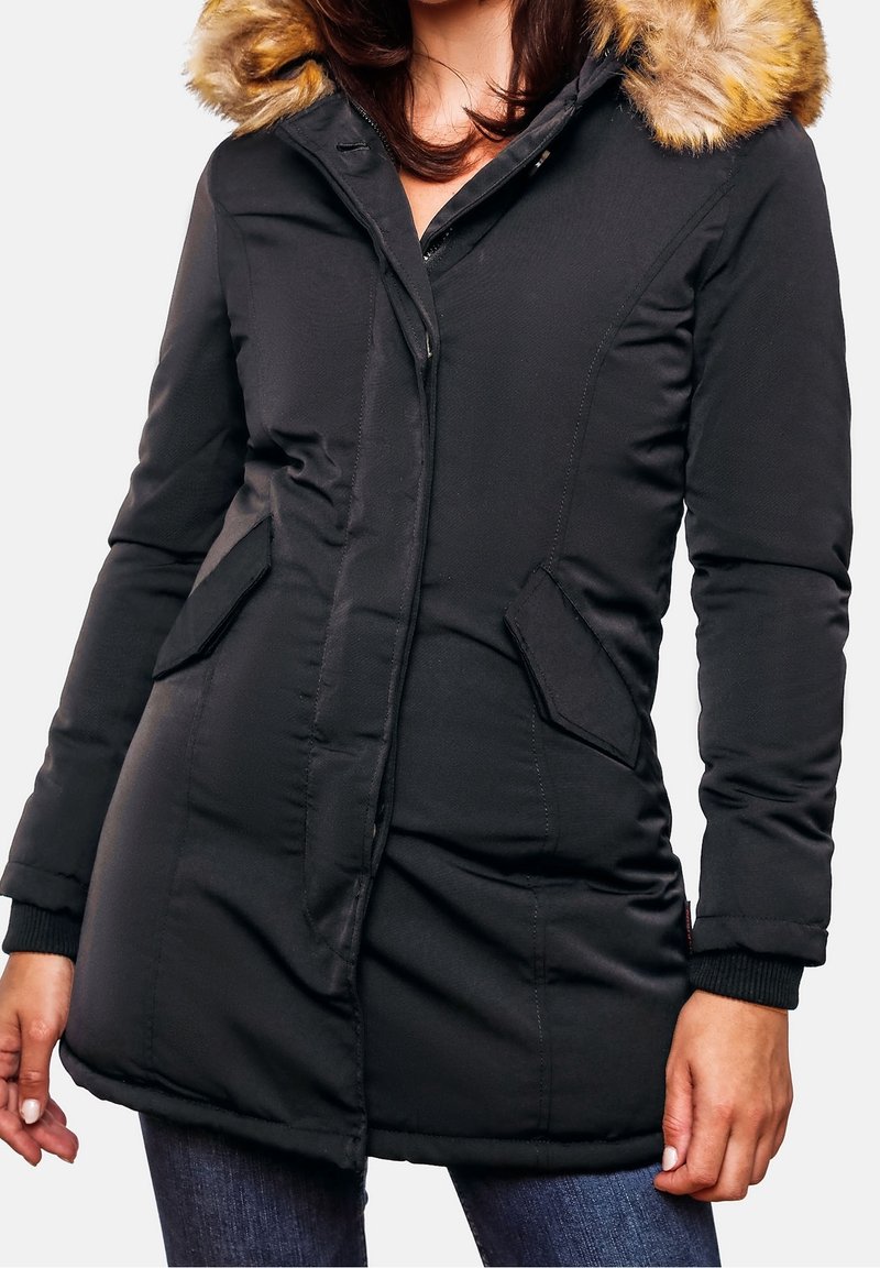 Černá péřová bunda s kožešinou na kapuci, zipovým zapínáním a bočními kapsami. Má žebrované manžety a mírně delší lem. Matný povrch.