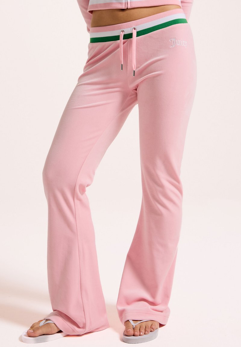 Roze velours joggingbroek met een groen-wit gestreepte tailleband, voorzien van een geborduurd logo en een ontspannen, flared pasvorm.