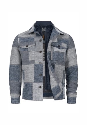 Chaqueta a rayas gris y azul con botón en el frente, dos bolsillos en el pecho y una tela texturizada. Interior forrado con detalles de cremallera.