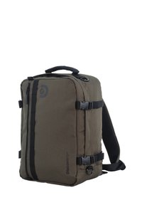 Zaino verde oliva realizzato in tessuto resistente, con chiusura a zip nera, spallacci regolabili e fibbie laterali. Presenta un logo sul pannello anteriore.