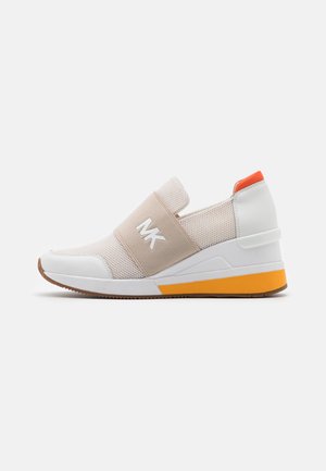 Baskets à enfiler blanc et beige avec bande élastique marquée "MK", languette de talon orange, et détail jaune sur la semelle intermédiaire blanche.