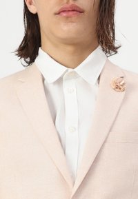 Isaac Dewhirst THE WEDDING LOOK SLIM - Κοστούμι - light pink