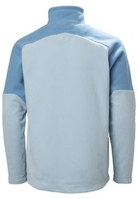 Jasnoniebieski polarowy sweter z wysokim kołnierzem. Posiada kontrastujące ciemniejsze niebieskie ramiona i gładką teksturę. Długie rękawy, casualowy design.