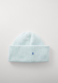 Lichtblauw gebreid beanie met een ribbelstructuur. Heeft een omgeslagen rand en een klein blauw "HH" logo aan de zijkant. Zacht en warm materiaal.