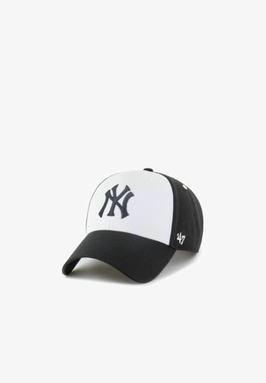 Gorra de béisbol en blanco y negro con el logo de los New York Yankees en el frente y el logo de la marca '47 en el lateral.