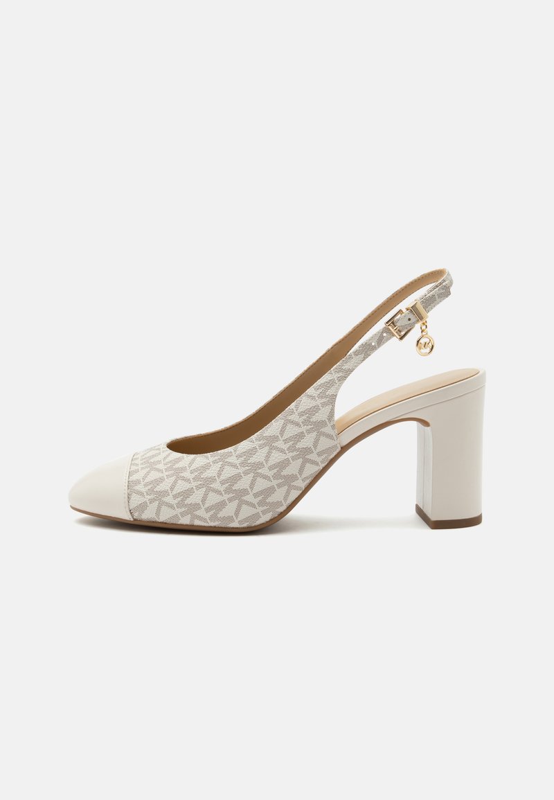 Μπεζ και λευκή γόβα slingback με ύφασμα με σχέδιο, κλειστή μυτερή μύτη, χοντρό τακούνι και χρυσή αγκράφα με διακοσμητικό στοιχείο.