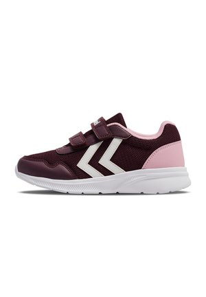 Bordowy i różowy sneaker z białą podeszwą, dwoma rzepami i białym wzorem chevron z boku, przedstawiony z profilu na białym tle.