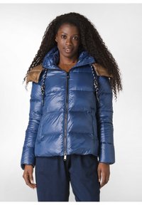 Vadderad blå jacka med bruna fusk läder axlar, dragkedjestängning och justerbar huva. Har en glänsande yta och kviltad design.